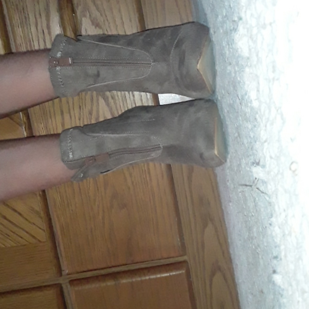 Heels - Picture 2 of 4